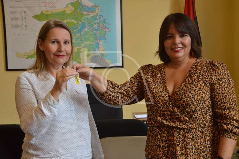 Esther Álvarez y Gloria Cabrera, este lunes formalizando la cesión de la vivienda (Foto TA)